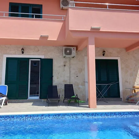 Family Friendly House With A Swimming Pool - 24444 *