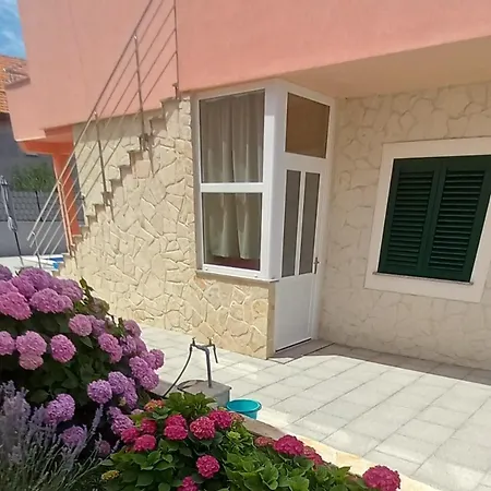 Hébergement de vacances Family Friendly House With A Swimming Pool - 24444