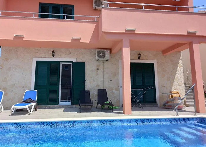 Family Friendly House With A Swimming Pool - 24444 *