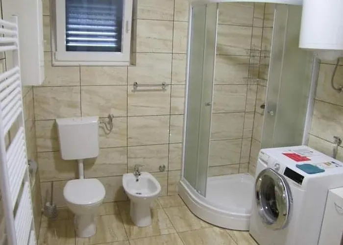 Vakantiehuis Family Friendly House With A Swimming Pool - 24444 *