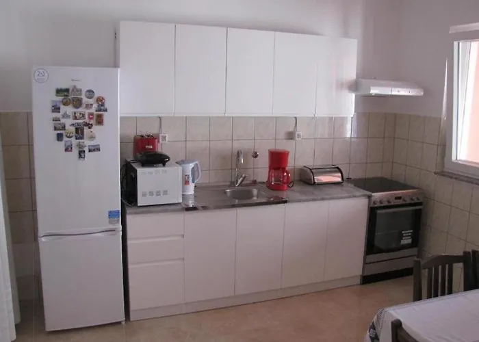 Vakantiehuis Family Friendly House With A Swimming Pool - 24444