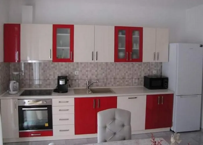 Family Friendly House With A Swimming Pool - 24444 *