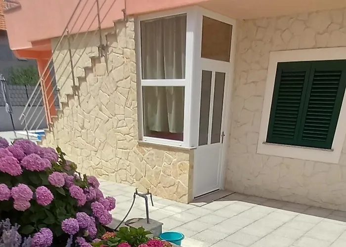 Vakantiehuis Family Friendly House With A Swimming Pool - 24444